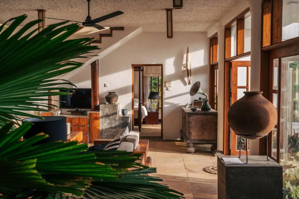 Santi Beach House With Pool & Beach เวลิกามา ภายนอก รูปภาพ